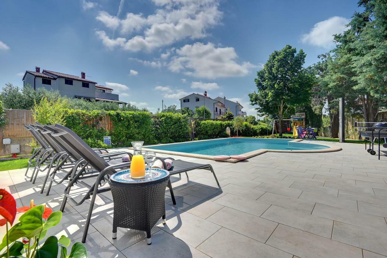 Villa Andrija Family Dream With Heated Pool At The Sea With Beautiful Garden, Outside Cinema And Kids Playground Fažana Εξωτερικό φωτογραφία