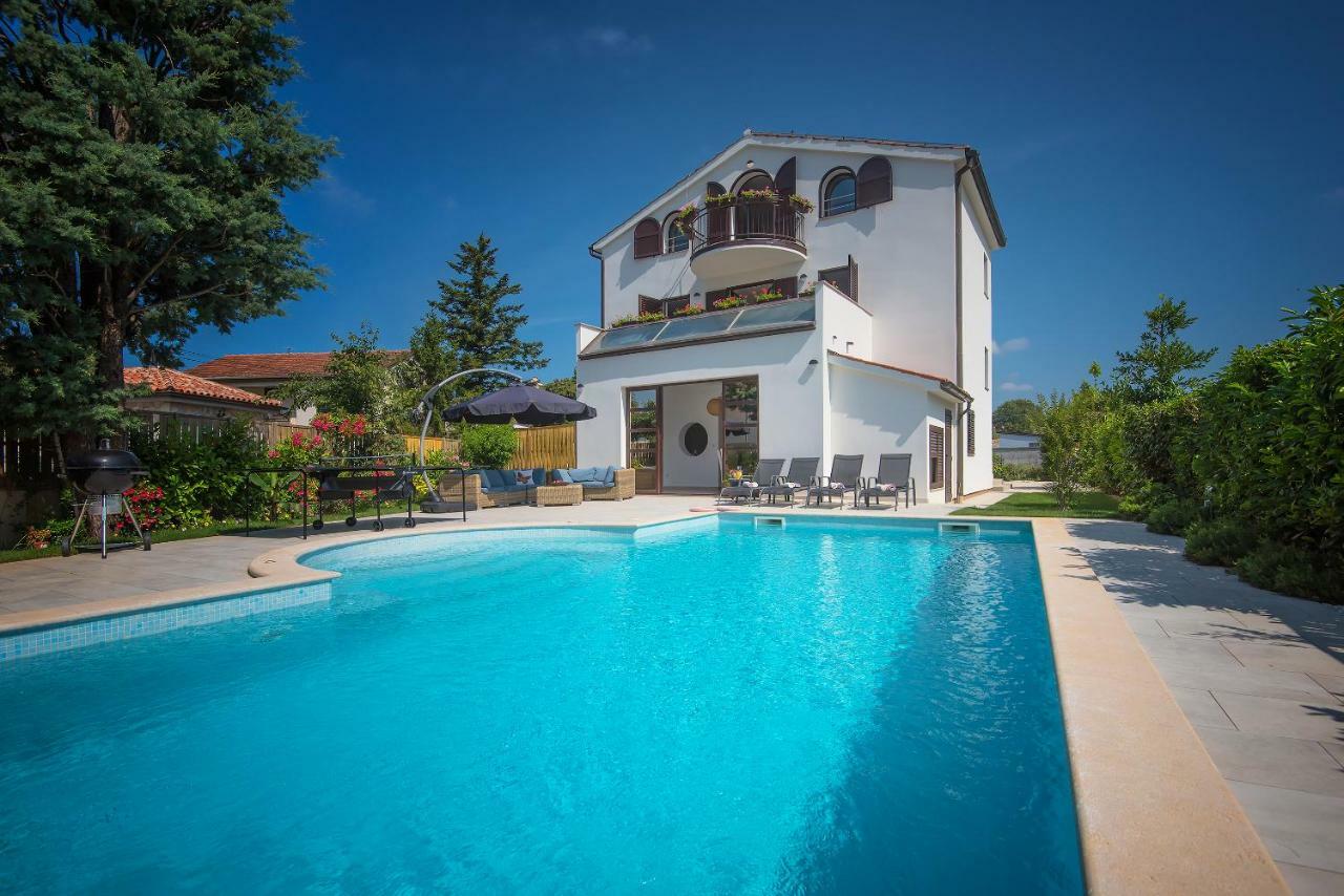 Villa Andrija Family Dream With Heated Pool At The Sea With Beautiful Garden, Outside Cinema And Kids Playground Fažana Εξωτερικό φωτογραφία