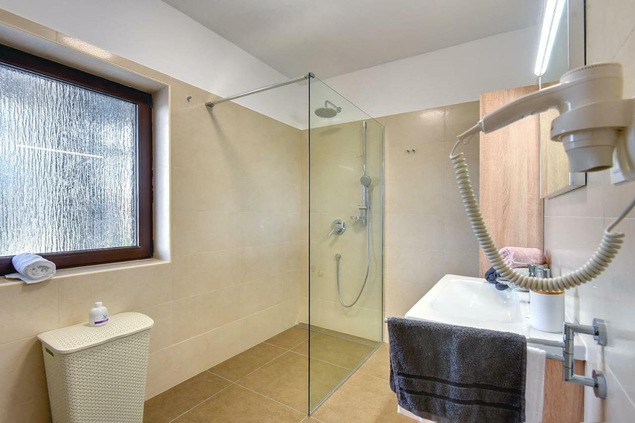 Villa Andrija Family Dream With Heated Pool At The Sea With Beautiful Garden, Outside Cinema And Kids Playground Fažana Εξωτερικό φωτογραφία