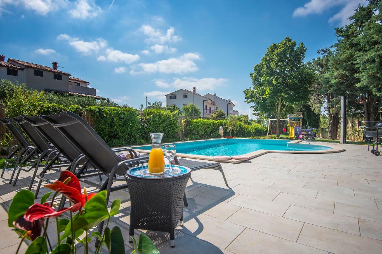 Villa Andrija Family Dream With Heated Pool At The Sea With Beautiful Garden, Outside Cinema And Kids Playground Fažana Εξωτερικό φωτογραφία